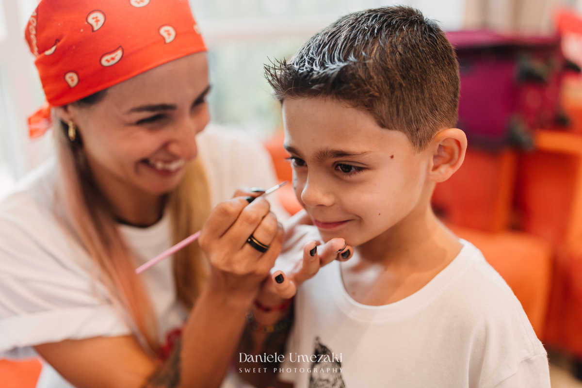 Fotografia de aniversário infantil em Mogi das Cruzes, primeiro aninho da Manu em uma celebração delicada e cheia de amor. Um dia especial no salão do condomínio, com decoração suave e momentos espontâneos da infância, fotografados por Dani Umezaki.