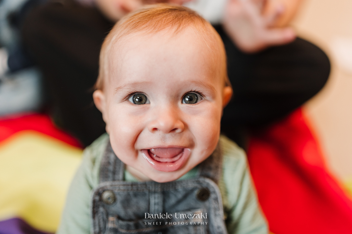 Fotografia de aniversário infantil em Mogi das Cruzes, primeiro aninho da Manu em uma celebração delicada e cheia de amor. Um dia especial no salão do condomínio, com decoração suave e momentos espontâneos da infância, fotografados por Dani Umezaki.