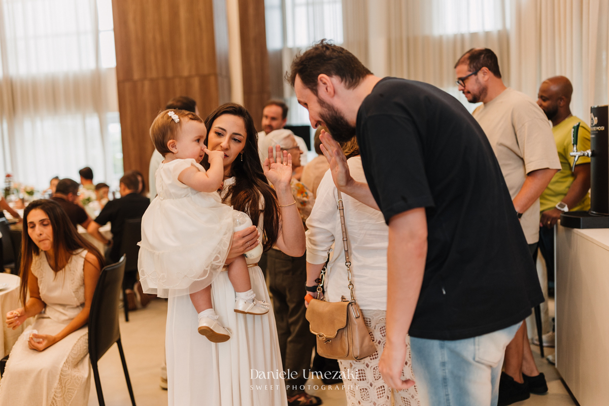 Fotografia de aniversário infantil em Mogi das Cruzes, primeiro aninho da Manu em uma celebração delicada e cheia de amor. Um dia especial no salão do condomínio, com decoração suave e momentos espontâneos da infância, fotografados por Dani Umezaki.