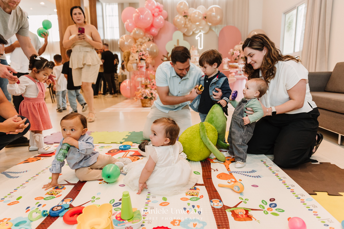 Fotografia de aniversário infantil em Mogi das Cruzes, primeiro aninho da Manu em uma celebração delicada e cheia de amor. Um dia especial no salão do condomínio, com decoração suave e momentos espontâneos da infância, fotografados por Dani Umezaki.