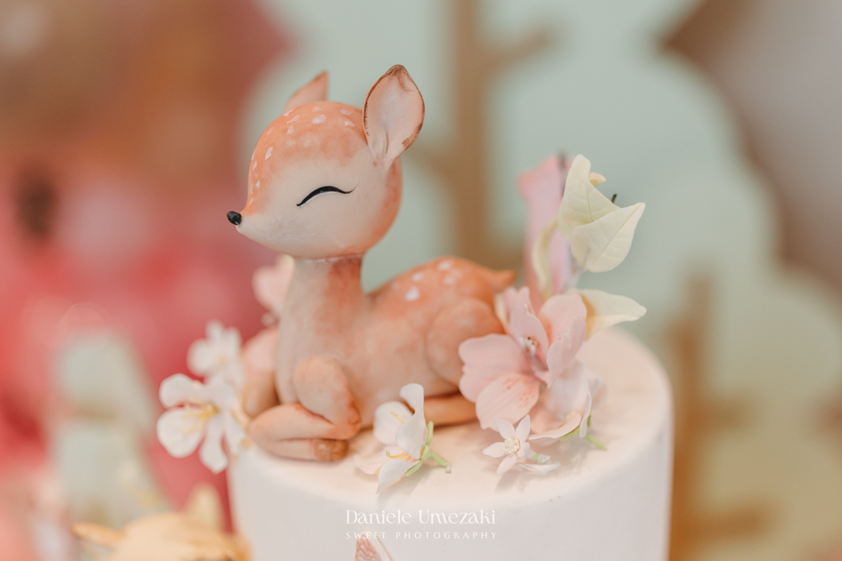 Fotografia de aniversário infantil em Mogi das Cruzes, primeiro aninho da Manu em uma celebração delicada e cheia de amor. Um dia especial no salão do condomínio, com decoração suave e momentos espontâneos da infância, fotografados por Dani Umezaki.