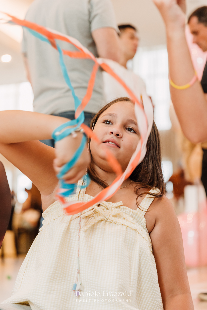Fotografia de aniversário infantil em Mogi das Cruzes, primeiro aninho da Manu em uma celebração delicada e cheia de amor. Um dia especial no salão do condomínio, com decoração suave e momentos espontâneos da infância, fotografados por Dani Umezaki.