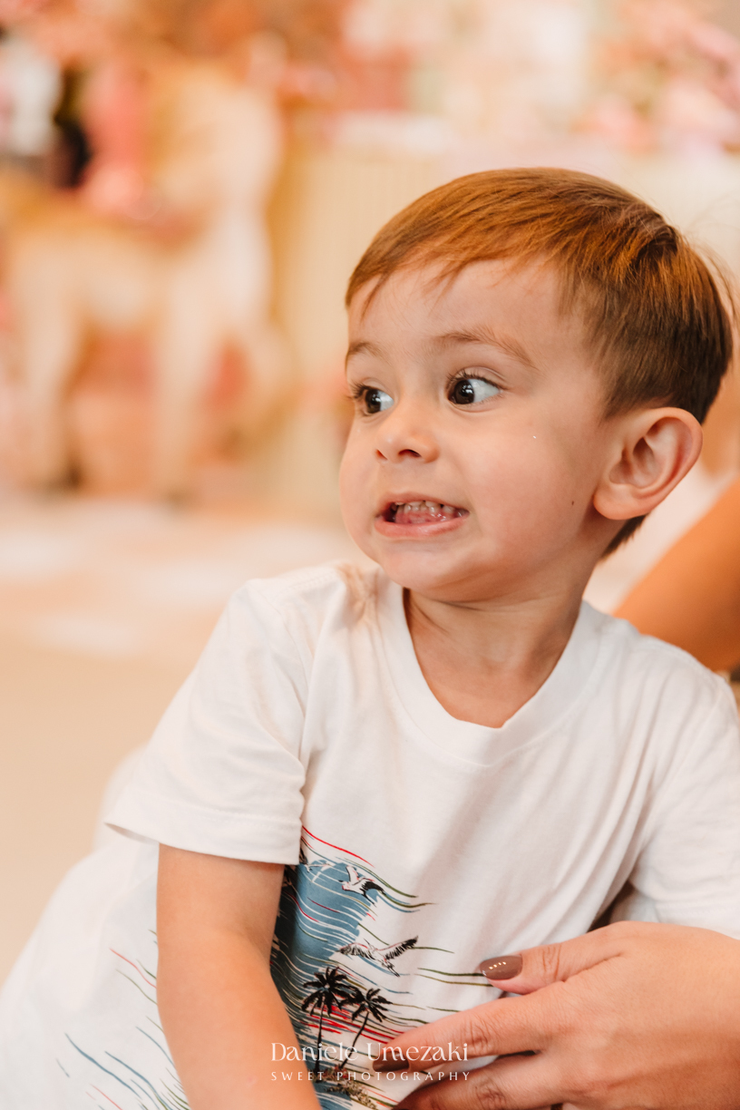 Fotografia de aniversário infantil em Mogi das Cruzes, primeiro aninho da Manu em uma celebração delicada e cheia de amor. Um dia especial no salão do condomínio, com decoração suave e momentos espontâneos da infância, fotografados por Dani Umezaki.