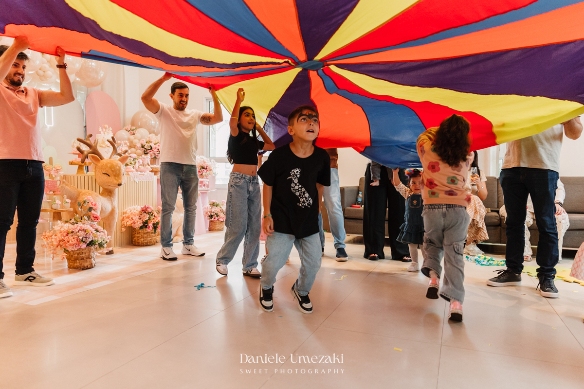 Fotografia de aniversário infantil em Mogi das Cruzes, primeiro aninho da Manu em uma celebração delicada e cheia de amor. Um dia especial no salão do condomínio, com decoração suave e momentos espontâneos da infância, fotografados por Dani Umezaki.