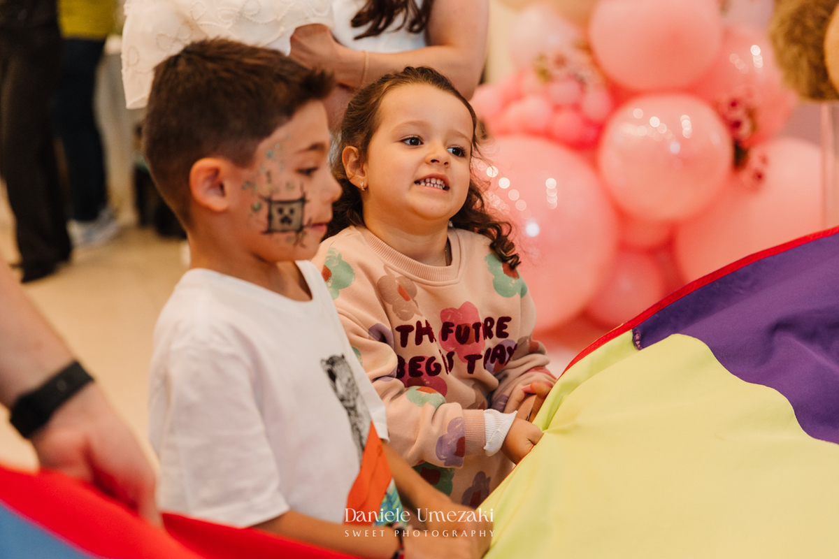 Fotografia de aniversário infantil em Mogi das Cruzes, primeiro aninho da Manu em uma celebração delicada e cheia de amor. Um dia especial no salão do condomínio, com decoração suave e momentos espontâneos da infância, fotografados por Dani Umezaki.