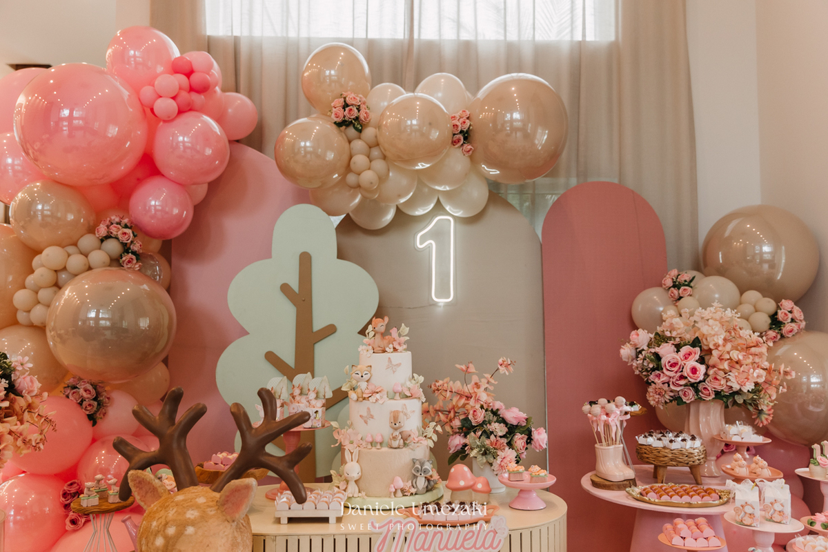 Fotografia de aniversário infantil em Mogi das Cruzes, primeiro aninho da Manu em uma celebração delicada e cheia de amor. Um dia especial no salão do condomínio, com decoração suave e momentos espontâneos da infância, fotografados por Dani Umezaki.