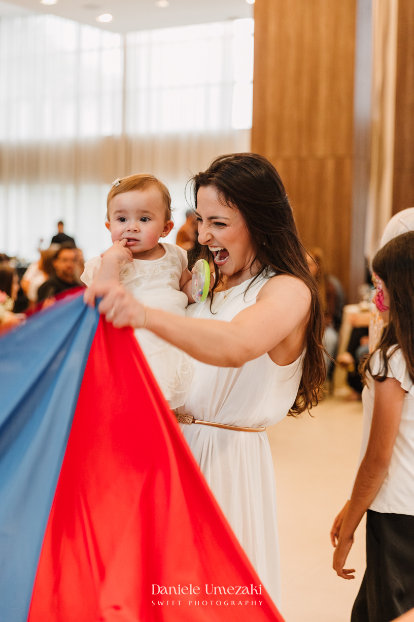 Fotografia de aniversário infantil em Mogi das Cruzes, primeiro aninho da Manu em uma celebração delicada e cheia de amor. Um dia especial no salão do condomínio, com decoração suave e momentos espontâneos da infância, fotografados por Dani Umezaki.