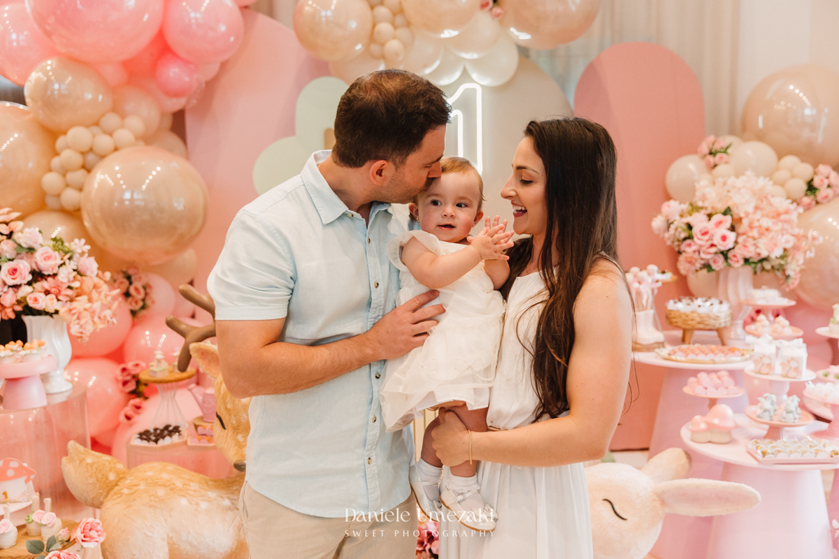 Fotografia de aniversário infantil em Mogi das Cruzes, primeiro aninho da Manu em uma celebração delicada e cheia de amor. Um dia especial no salão do condomínio, com decoração suave e momentos espontâneos da infância, fotografados por Dani Umezaki.
