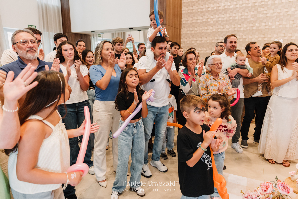 Fotografia de aniversário infantil em Mogi das Cruzes, primeiro aninho da Manu em uma celebração delicada e cheia de amor. Um dia especial no salão do condomínio, com decoração suave e momentos espontâneos da infância, fotografados por Dani Umezaki.
