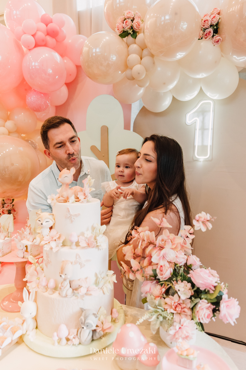 Fotografia de aniversário infantil em Mogi das Cruzes, primeiro aninho da Manu em uma celebração delicada e cheia de amor. Um dia especial no salão do condomínio, com decoração suave e momentos espontâneos da infância, fotografados por Dani Umezaki.
