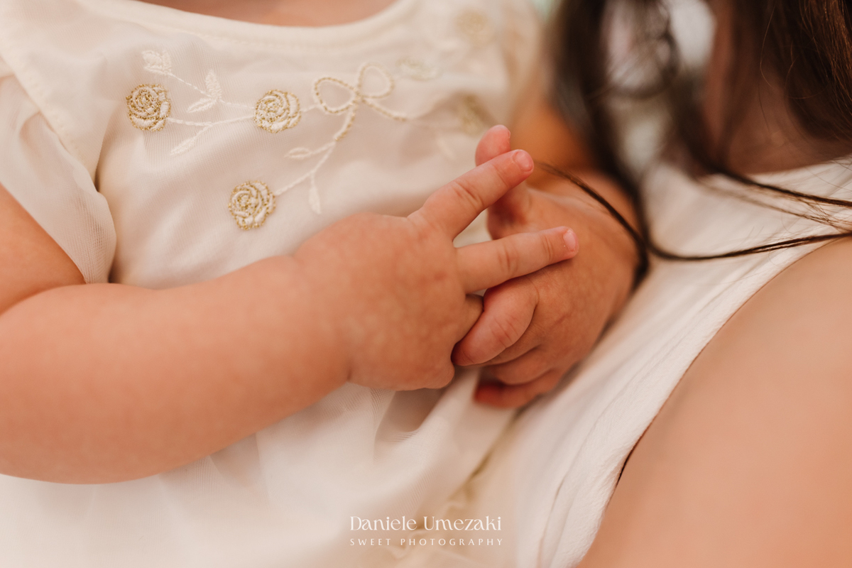 Fotografia de aniversário infantil em Mogi das Cruzes, primeiro aninho da Manu em uma celebração delicada e cheia de amor. Um dia especial no salão do condomínio, com decoração suave e momentos espontâneos da infância, fotografados por Dani Umezaki.