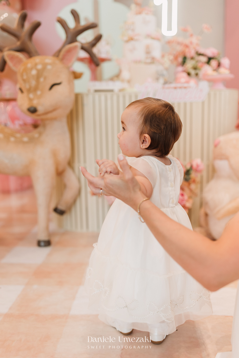 Fotografia de aniversário infantil em Mogi das Cruzes, primeiro aninho da Manu em uma celebração delicada e cheia de amor. Um dia especial no salão do condomínio, com decoração suave e momentos espontâneos da infância, fotografados por Dani Umezaki.