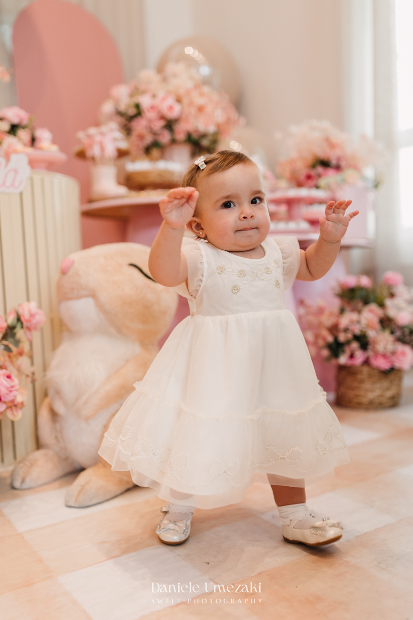 Fotografia de aniversário infantil em Mogi das Cruzes, primeiro aninho da Manu em uma celebração delicada e cheia de amor. Um dia especial no salão do condomínio, com decoração suave e momentos espontâneos da infância, fotografados por Dani Umezaki.