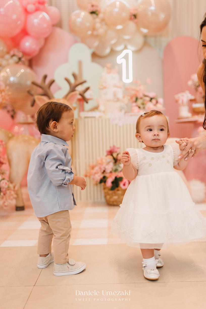 Fotografia de aniversário infantil em Mogi das Cruzes, primeiro aninho da Manu em uma celebração delicada e cheia de amor. Um dia especial no salão do condomínio, com decoração suave e momentos espontâneos da infância, fotografados por Dani Umezaki.
