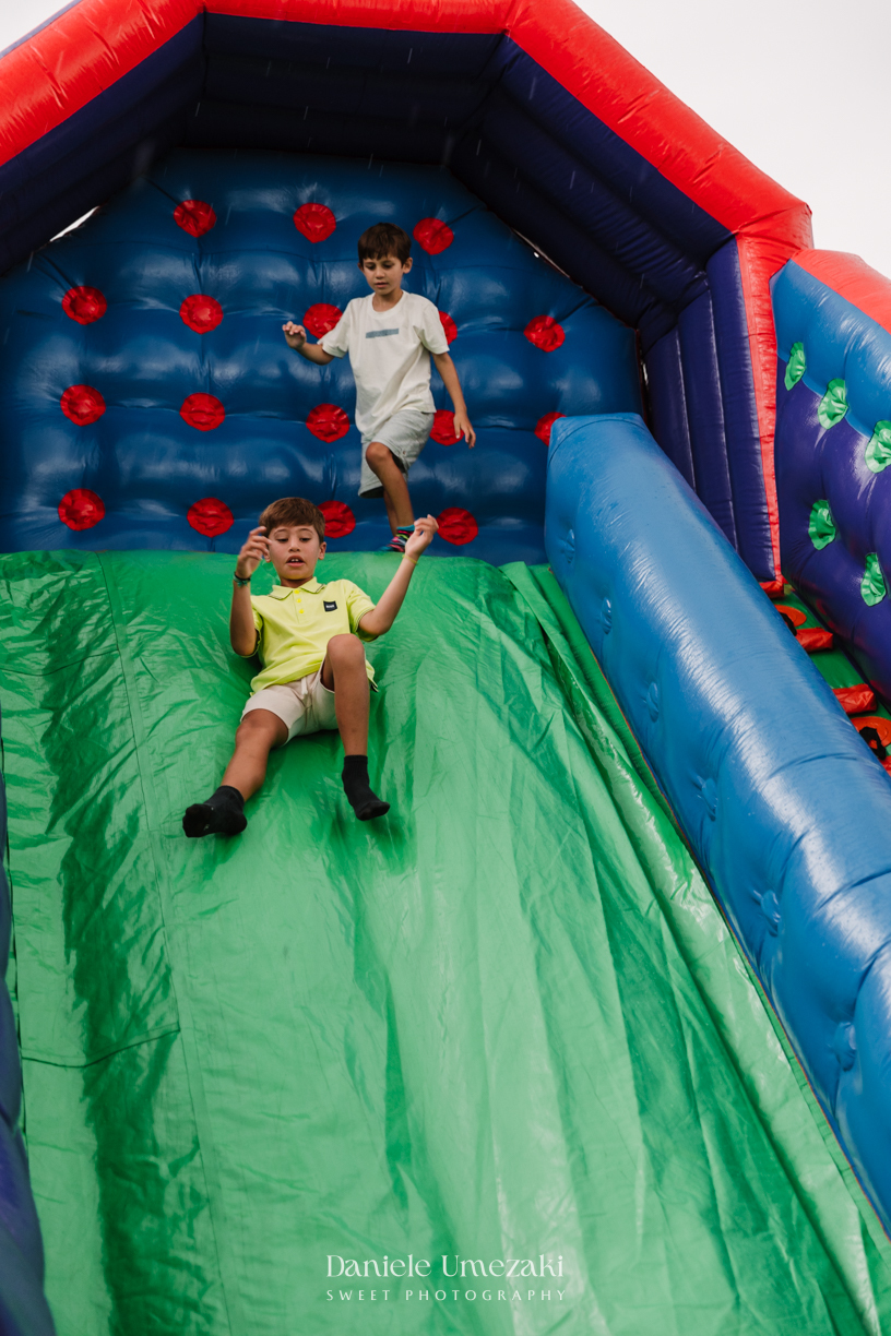 Fotografia de aniversário infantil em Mogi das Cruzes. O primeiro aninho do Benício foi celebrado com um tema lúdico inspirado nos pets da família, em uma festa leve e cheia de afeto no salão do condomínio Rela Park, registrada por Dani Umezaki