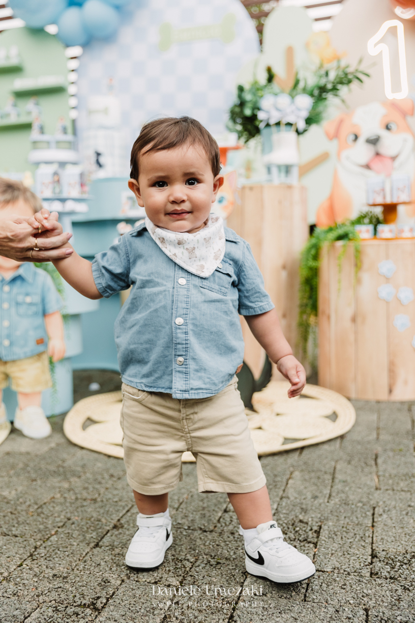 Fotografia de aniversário infantil em Mogi das Cruzes. O primeiro aninho do Benício foi celebrado com um tema lúdico inspirado nos pets da família, em uma festa leve e cheia de afeto no salão do condomínio Rela Park, registrada por Dani Umezaki