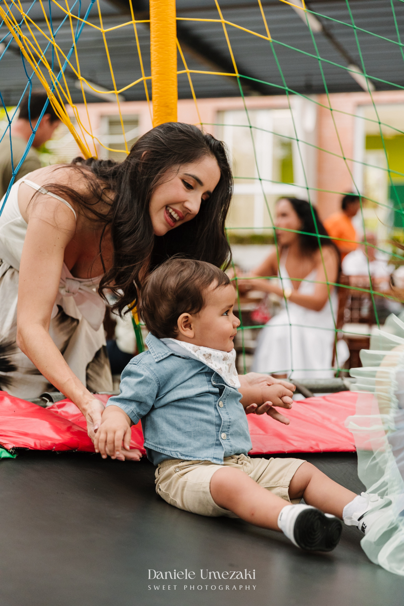 Fotografia de aniversário infantil em Mogi das Cruzes. O primeiro aninho do Benício foi celebrado com um tema lúdico inspirado nos pets da família, em uma festa leve e cheia de afeto no salão do condomínio Rela Park, registrada por Dani Umezaki