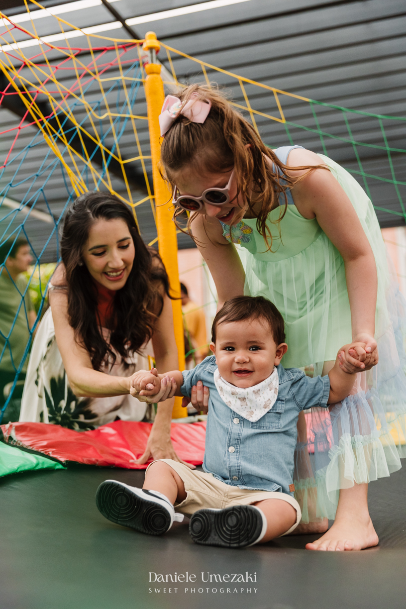 Fotografia de aniversário infantil em Mogi das Cruzes. O primeiro aninho do Benício foi celebrado com um tema lúdico inspirado nos pets da família, em uma festa leve e cheia de afeto no salão do condomínio Rela Park, registrada por Dani Umezaki
