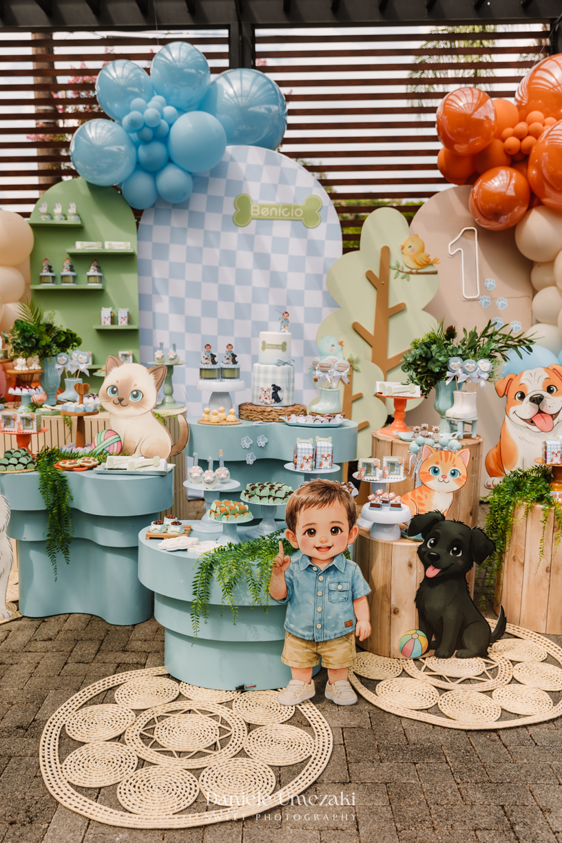 Fotografia de aniversário infantil em Mogi das Cruzes. O primeiro aninho do Benício foi celebrado com um tema lúdico inspirado nos pets da família, em uma festa leve e cheia de afeto no salão do condomínio Rela Park, registrada por Dani Umezaki