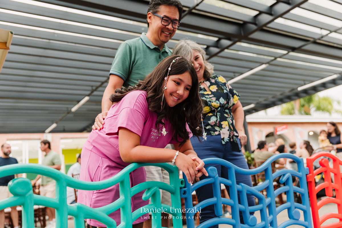 Fotografia de aniversário infantil em Mogi das Cruzes. O primeiro aninho do Benício foi celebrado com um tema lúdico inspirado nos pets da família, em uma festa leve e cheia de afeto no salão do condomínio Rela Park, registrada por Dani Umezaki