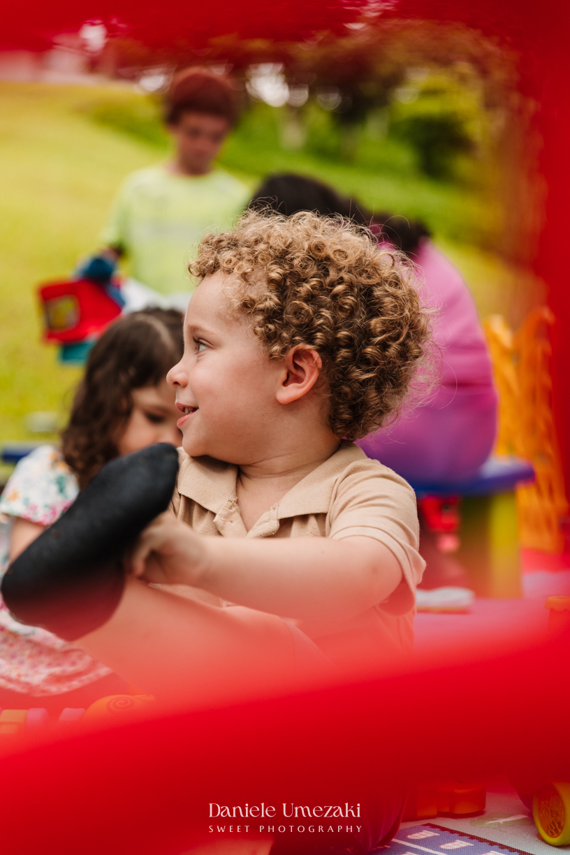 Fotografia de aniversário infantil em Mogi das Cruzes. O primeiro aninho do Benício foi celebrado com um tema lúdico inspirado nos pets da família, em uma festa leve e cheia de afeto no salão do condomínio Rela Park, registrada por Dani Umezaki