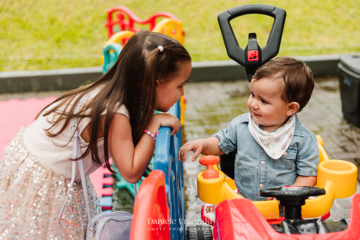 Fotografia de aniversário infantil em Mogi das Cruzes. O primeiro aninho do Benício foi celebrado com um tema lúdico inspirado nos pets da família, em uma festa leve e cheia de afeto no salão do condomínio Rela Park, registrada por Dani Umezaki