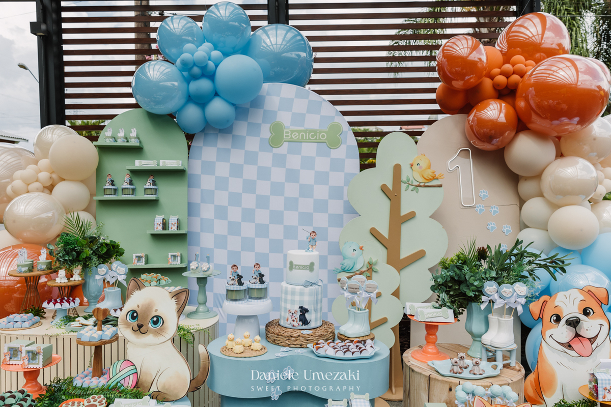 Fotografia de aniversário infantil em Mogi das Cruzes. O primeiro aninho do Benício foi celebrado com um tema lúdico inspirado nos pets da família, em uma festa leve e cheia de afeto no salão do condomínio Rela Park, registrada por Dani Umezaki