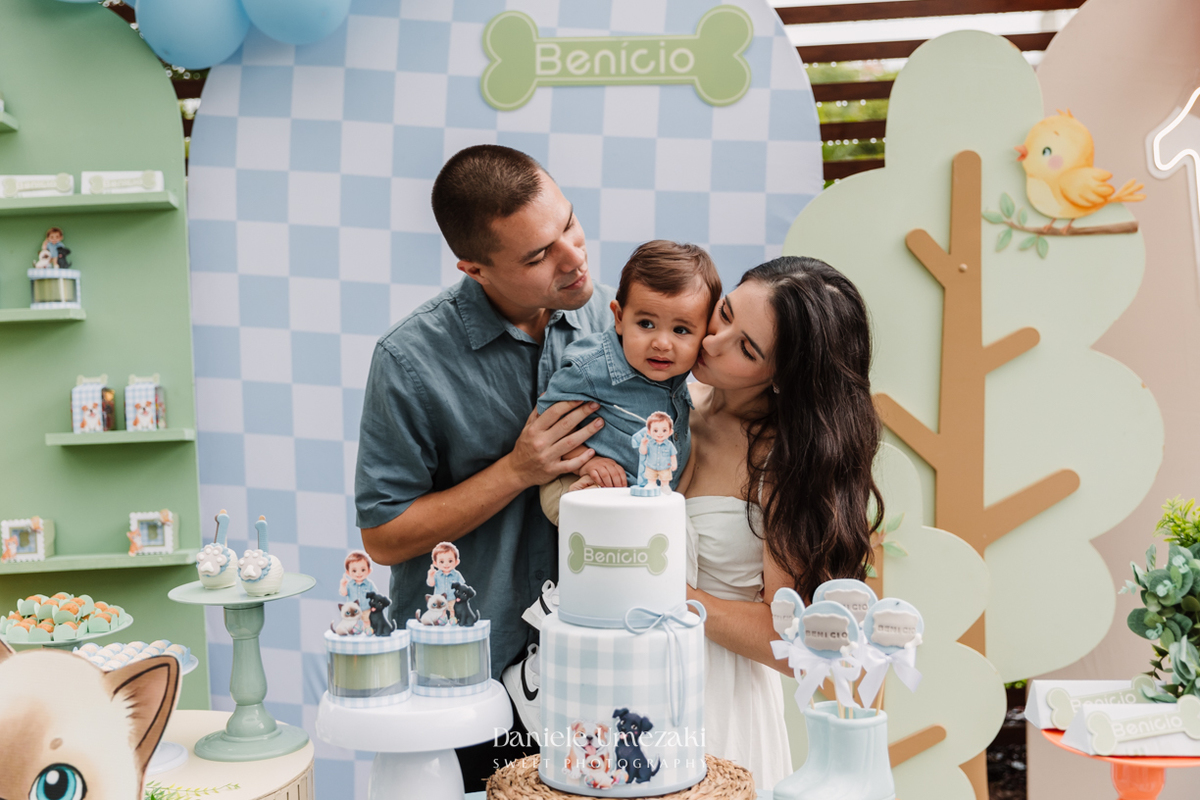 Fotografia de aniversário infantil em Mogi das Cruzes. O primeiro aninho do Benício foi celebrado com um tema lúdico inspirado nos pets da família, em uma festa leve e cheia de afeto no salão do condomínio Rela Park, registrada por Dani Umezaki