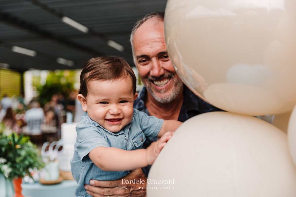 Fotografia de aniversário infantil em Mogi das Cruzes. O primeiro aninho do Benício foi celebrado com um tema lúdico inspirado nos pets da família, em uma festa leve e cheia de afeto no salão do condomínio Rela Park, registrada por Dani Umezaki