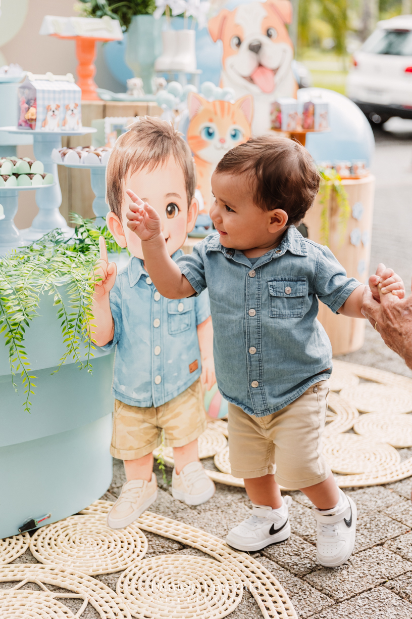 Fotografia de aniversário infantil em Mogi das Cruzes. O primeiro aninho do Benício foi celebrado com um tema lúdico inspirado nos pets da família, em uma festa leve e cheia de afeto no salão do condomínio Rela Park, registrada por Dani Umezaki