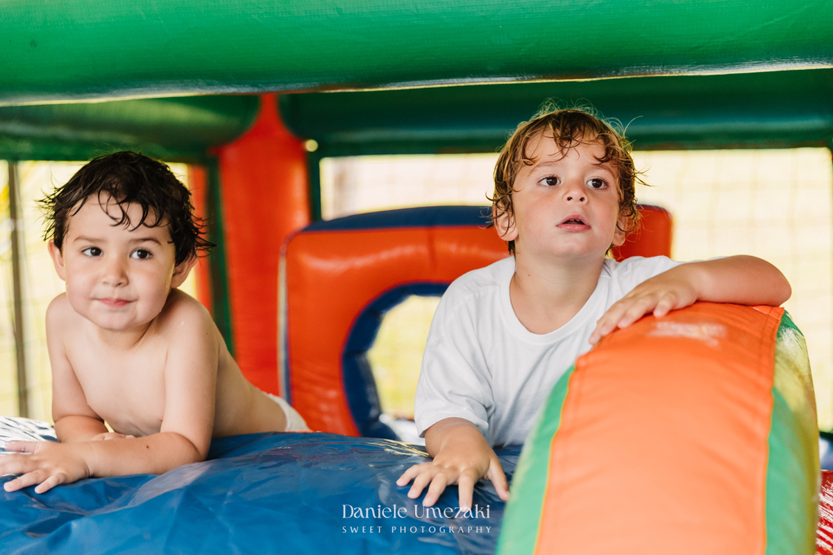 Fotografia de aniversário infantil em Mogi das Cruzes. O primeiro aninho do Benício foi celebrado com um tema lúdico inspirado nos pets da família, em uma festa leve e cheia de afeto no salão do condomínio Rela Park, registrada por Dani Umezaki
