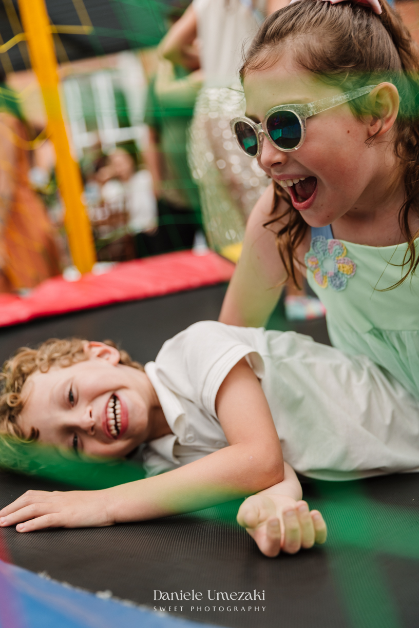 Fotografia de aniversário infantil em Mogi das Cruzes. O primeiro aninho do Benício foi celebrado com um tema lúdico inspirado nos pets da família, em uma festa leve e cheia de afeto no salão do condomínio Rela Park, registrada por Dani Umezaki