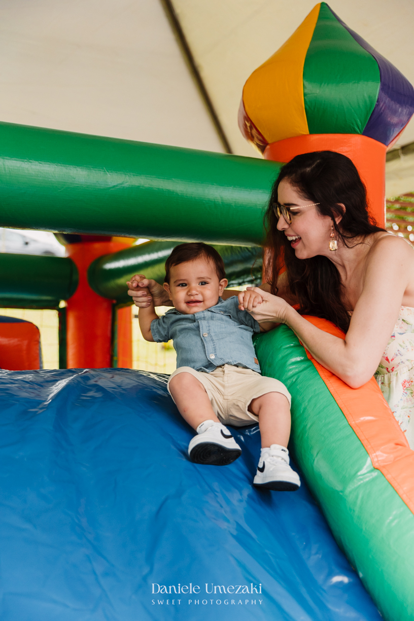 Fotografia de aniversário infantil em Mogi das Cruzes. O primeiro aninho do Benício foi celebrado com um tema lúdico inspirado nos pets da família, em uma festa leve e cheia de afeto no salão do condomínio Rela Park, registrada por Dani UmezakiFotografia 