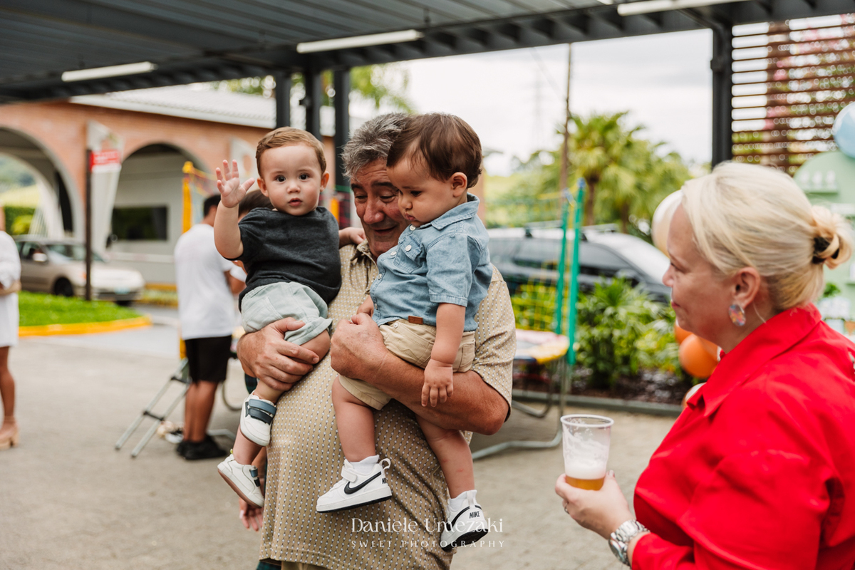 Fotografia de aniversário infantil em Mogi das Cruzes. O primeiro aninho do Benício foi celebrado com um tema lúdico inspirado nos pets da família, em uma festa leve e cheia de afeto no salão do condomínio Rela Park, registrada por Dani Umezaki