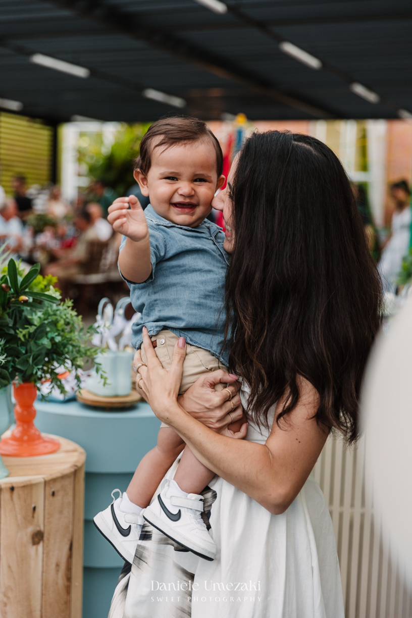 Fotografia de aniversário infantil em Mogi das Cruzes. O primeiro aninho do Benício foi celebrado com um tema lúdico inspirado nos pets da família, em uma festa leve e cheia de afeto no salão do condomínio Rela Park, registrada por Dani Umezaki