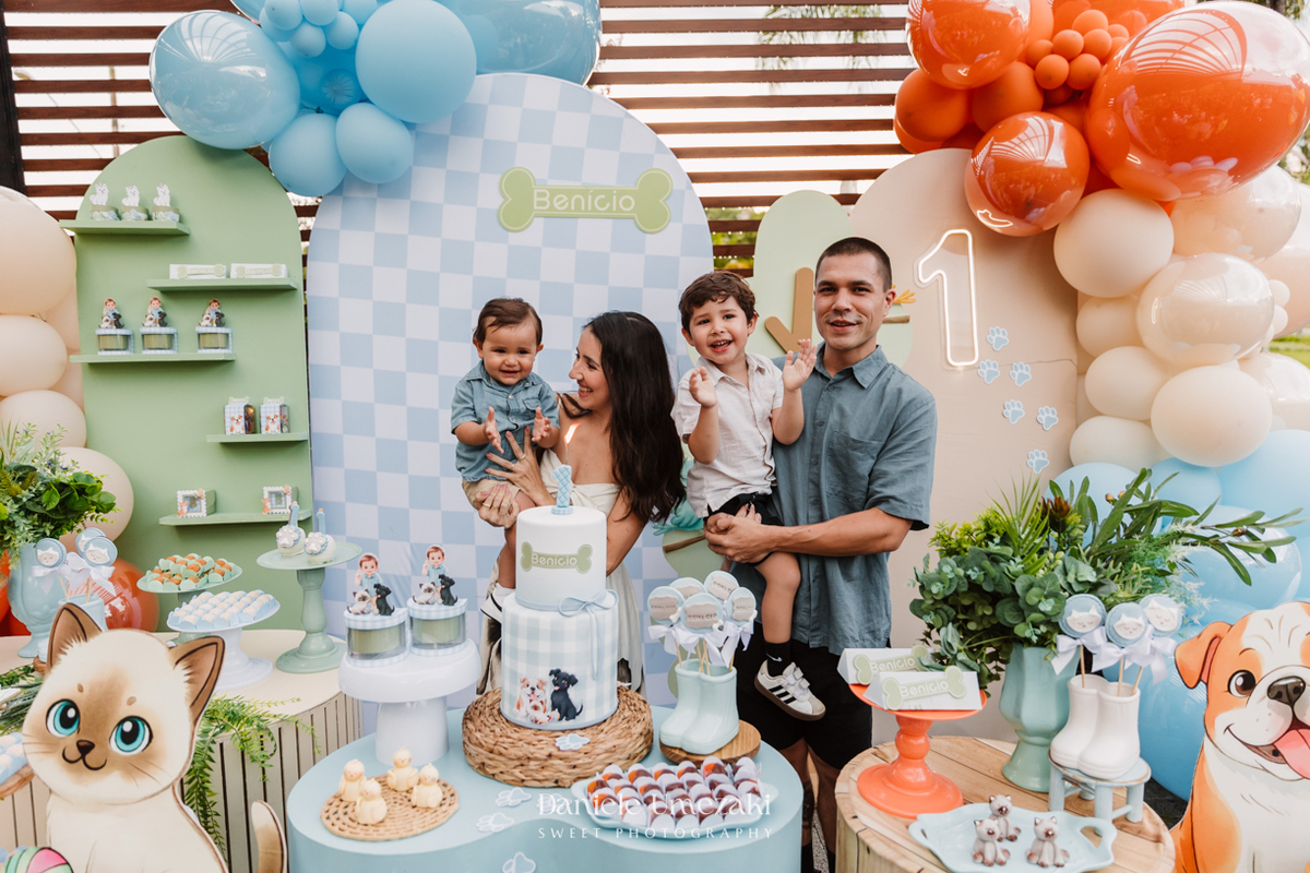 Fotografia de aniversário infantil em Mogi das Cruzes. O primeiro aninho do Benício foi celebrado com um tema lúdico inspirado nos pets da família, em uma festa leve e cheia de afeto no salão do condomínio Rela Park, registrada por Dani Umezaki