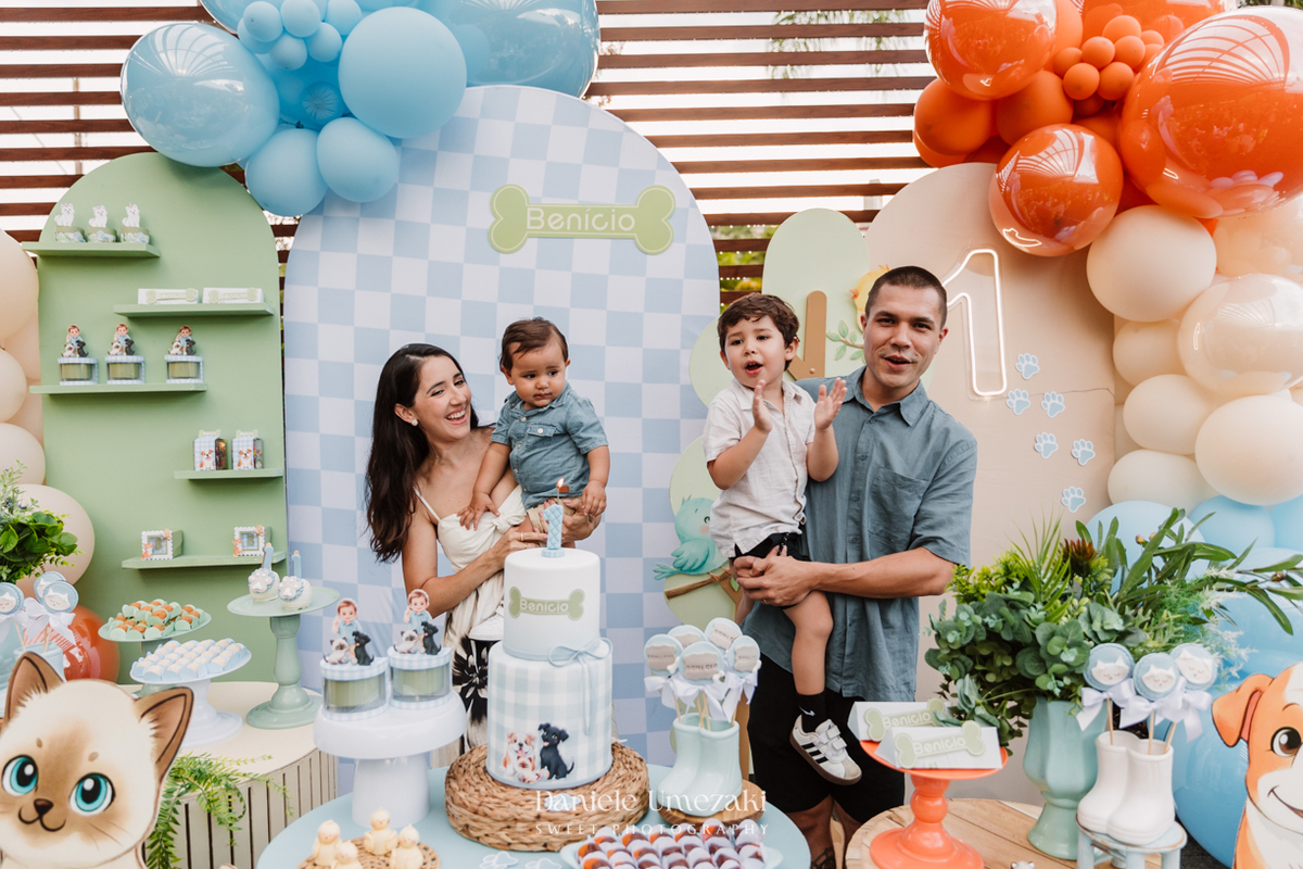 Fotografia de aniversário infantil em Mogi das Cruzes. O primeiro aninho do Benício foi celebrado com um tema lúdico inspirado nos pets da família, em uma festa leve e cheia de afeto no salão do condomínio Rela Park, registrada por Dani Umezaki