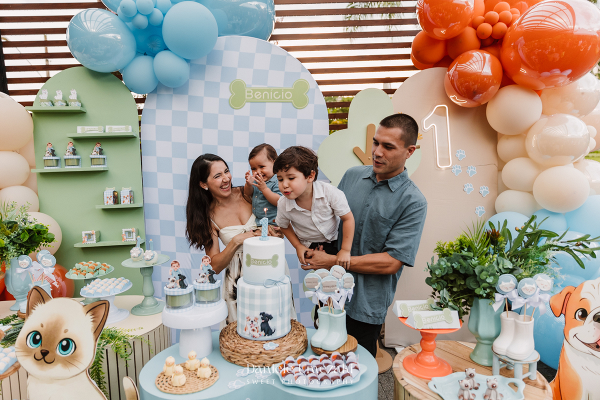 Fotografia de aniversário infantil em Mogi das Cruzes. O primeiro aninho do Benício foi celebrado com um tema lúdico inspirado nos pets da família, em uma festa leve e cheia de afeto no salão do condomínio Rela Park, registrada por Dani Umezaki