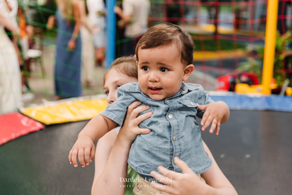 Fotografia de aniversário infantil em Mogi das Cruzes. O primeiro aninho do Benício foi celebrado com um tema lúdico inspirado nos pets da família, em uma festa leve e cheia de afeto no salão do condomínio Rela Park, registrada por Dani Umezaki
