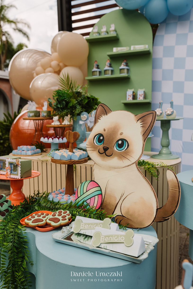 Fotografia de aniversário infantil em Mogi das Cruzes. O primeiro aninho do Benício foi celebrado com um tema lúdico inspirado nos pets da família, em uma festa leve e cheia de afeto no salão do condomínio Rela Park, registrada por Dani Umezaki