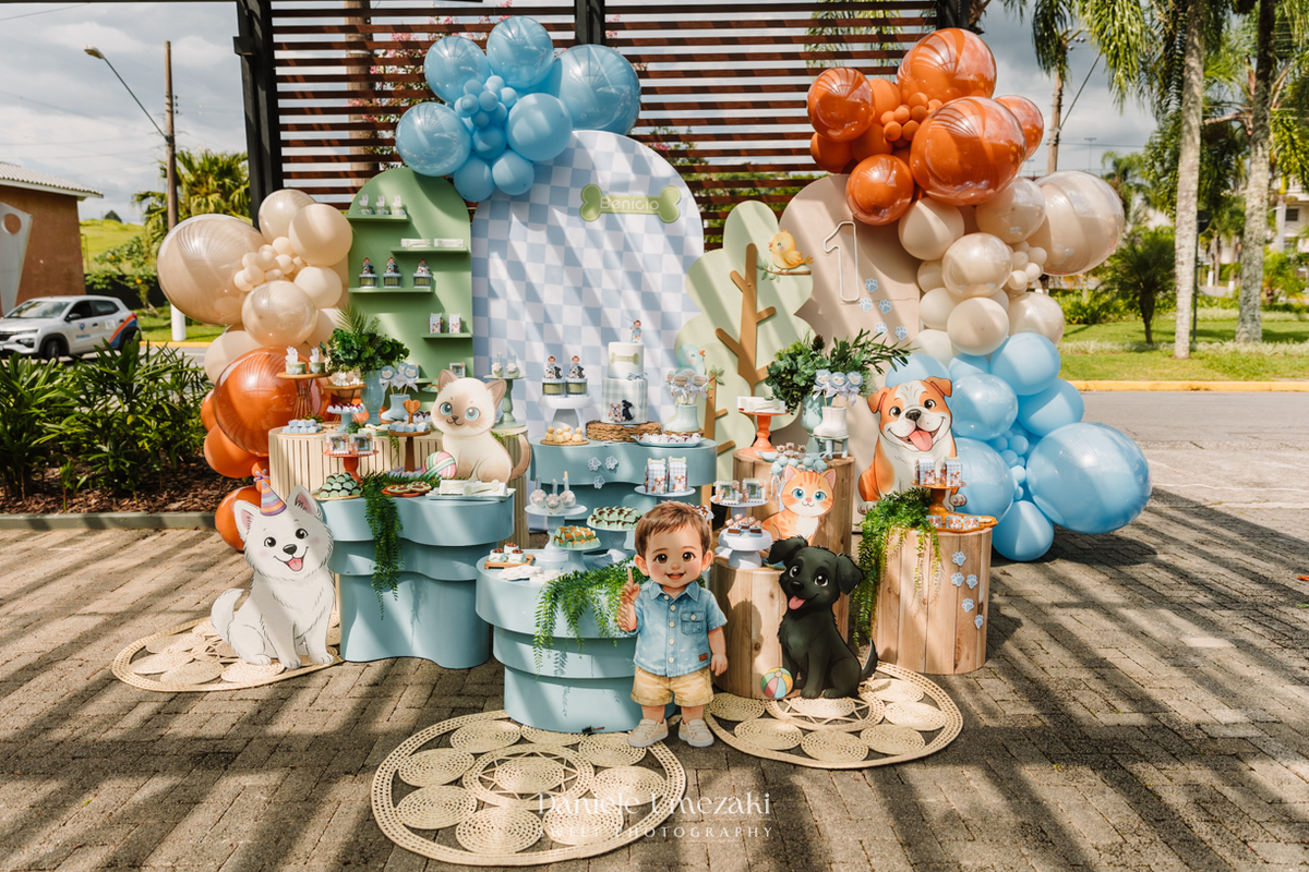 Fotografia de aniversário infantil em Mogi das Cruzes. O primeiro aninho do Benício foi celebrado com um tema lúdico inspirado nos pets da família, em uma festa leve e cheia de afeto no salão do condomínio Rela Park, registrada por Dani Umezaki