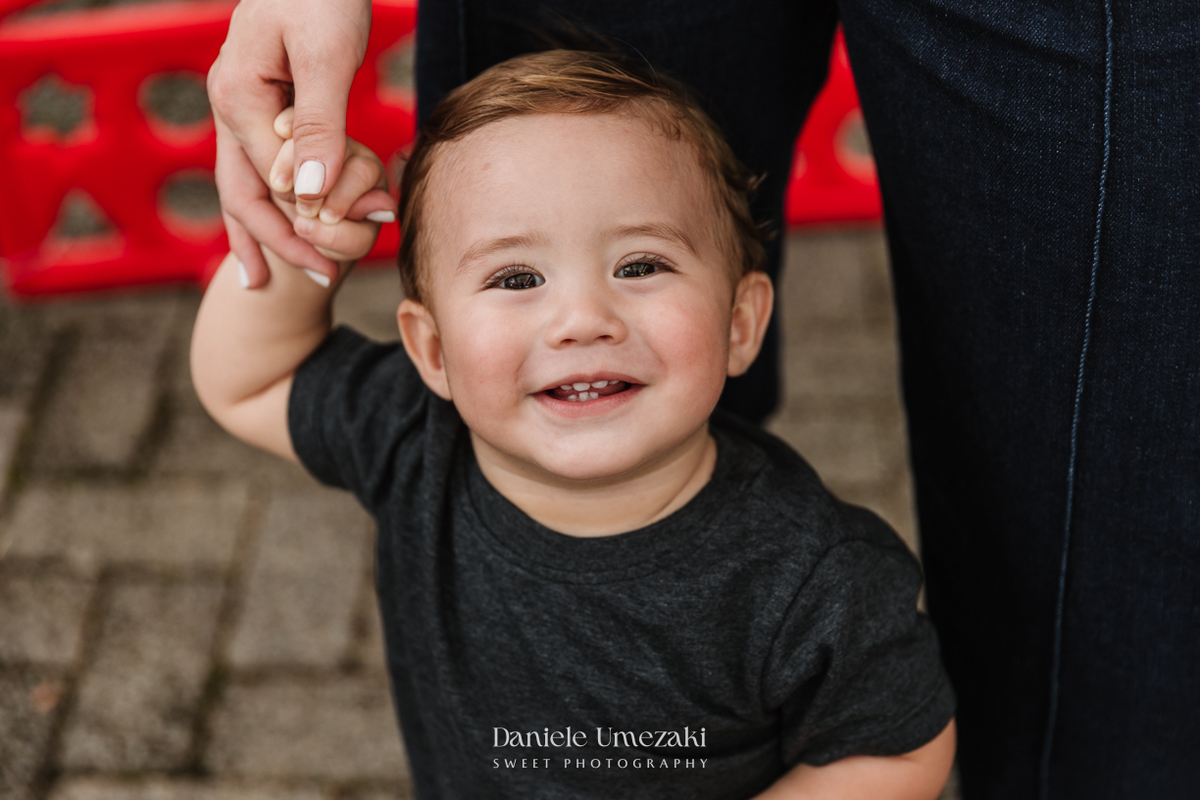 Fotografia de aniversário infantil em Mogi das Cruzes. O primeiro aninho do Benício foi celebrado com um tema lúdico inspirado nos pets da família, em uma festa leve e cheia de afeto no salão do condomínio Rela Park, registrada por Dani Umezaki