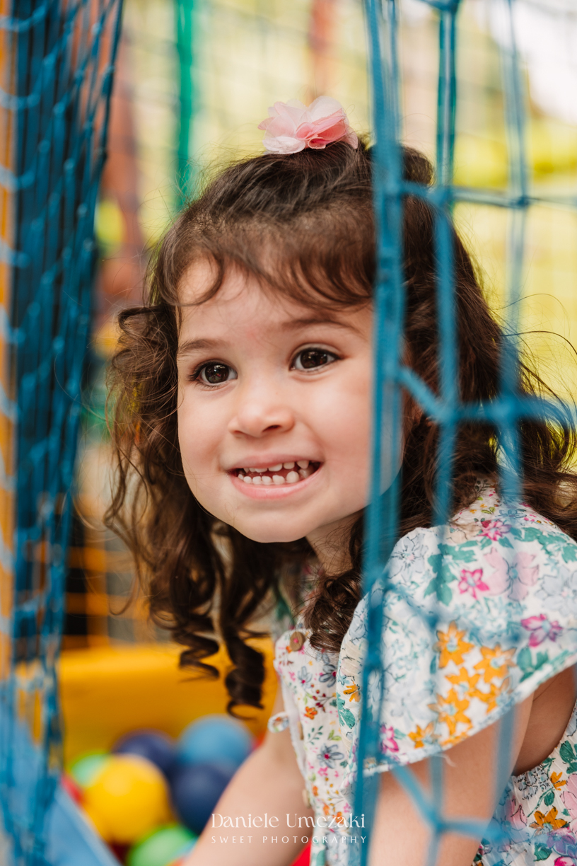 Fotografia de aniversário infantil em Mogi das Cruzes. O primeiro aninho do Benício foi celebrado com um tema lúdico inspirado nos pets da família, em uma festa leve e cheia de afeto no salão do condomínio Rela Park, registrada por Dani Umezaki