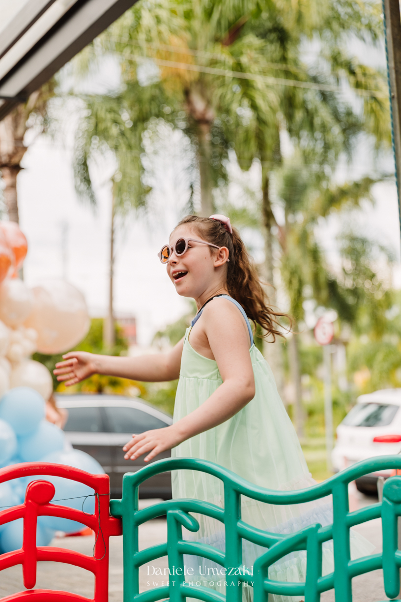 Fotografia de aniversário infantil em Mogi das Cruzes. O primeiro aninho do Benício foi celebrado com um tema lúdico inspirado nos pets da família, em uma festa leve e cheia de afeto no salão do condomínio Rela Park, registrada por Dani Umezaki