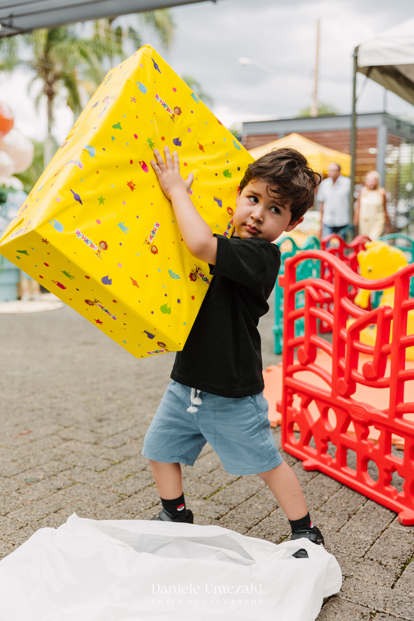 Fotografia de aniversário infantil em Mogi das Cruzes. O primeiro aninho do Benício foi celebrado com um tema lúdico inspirado nos pets da família, em uma festa leve e cheia de afeto no salão do condomínio Rela Park, registrada por Dani Umezaki