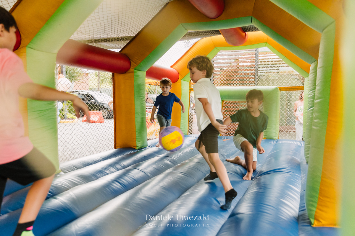 Fotografia de aniversário infantil em Mogi das Cruzes. O primeiro aninho do Benício foi celebrado com um tema lúdico inspirado nos pets da família, em uma festa leve e cheia de afeto no salão do condomínio Rela Park, registrada por Dani Umezaki