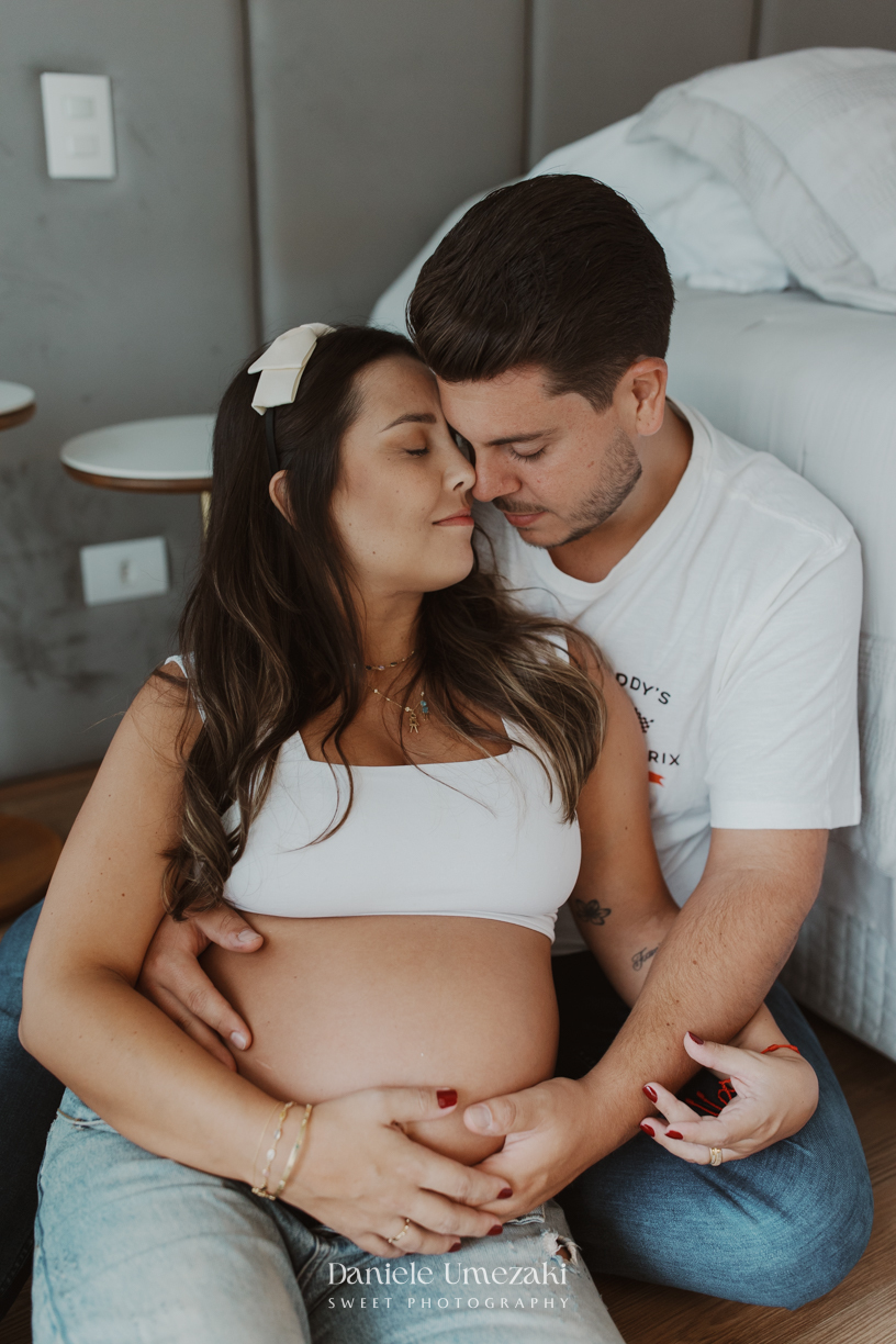 Ensaio gestante em casa em Mogi das Cruzes. O ensaio da Rafa foi registrado com leveza e verdade, valorizando a luz natural, o ambiente da família e a conexão desse momento especial da gestação. Fotografia por Dani Umezaki