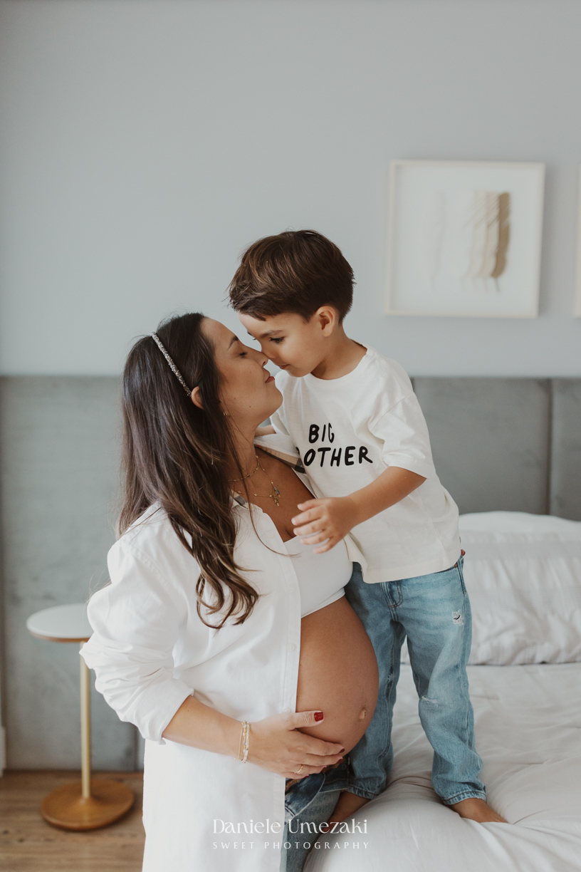 Ensaio gestante em casa em Mogi das Cruzes. O ensaio da Rafa foi registrado com leveza e verdade, valorizando a luz natural, o ambiente da família e a conexão desse momento especial da gestação. Fotografia por Dani Umezaki