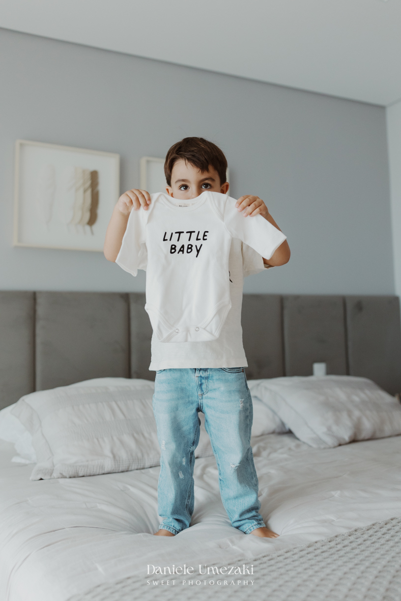 Ensaio gestante em casa em Mogi das Cruzes. O ensaio da Rafa foi registrado com leveza e verdade, valorizando a luz natural, o ambiente da família e a conexão desse momento especial da gestação. Fotografia por Dani Umezaki