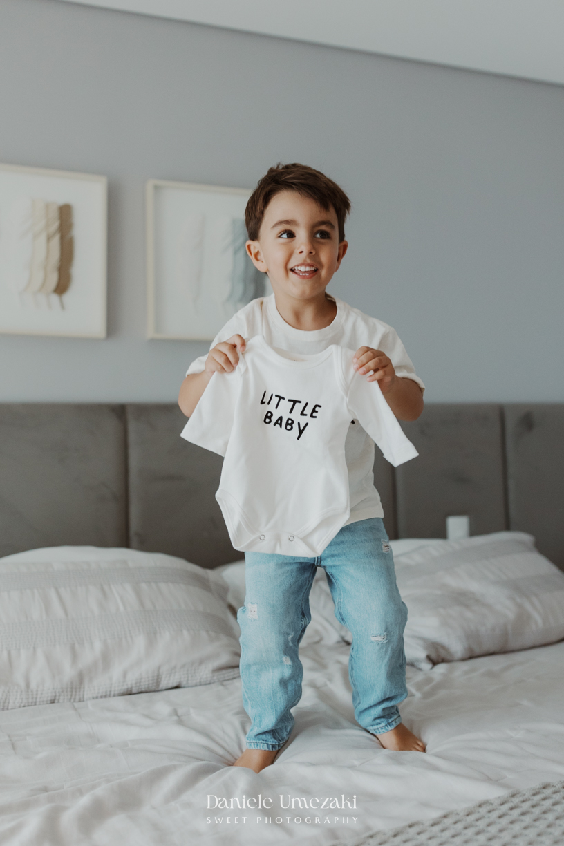Ensaio gestante em casa em Mogi das Cruzes. O ensaio da Rafa foi registrado com leveza e verdade, valorizando a luz natural, o ambiente da família e a conexão desse momento especial da gestação. Fotografia por Dani Umezaki
